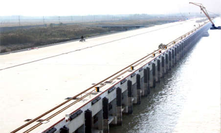 集团公司在南京创树品牌——提前60天完成长江上最大的码头工程