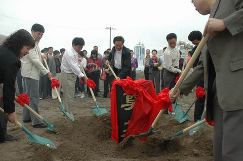 大唐公司开发的“碧华苑”住宅小区举行奠基仪式