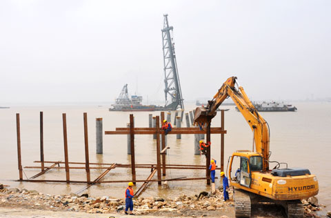 区领导视察公司承建的开沙岛码头工程